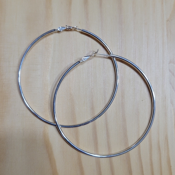 Thin Silver Round Hoop Lightweight Earrings NEW - Picture 1 of 9